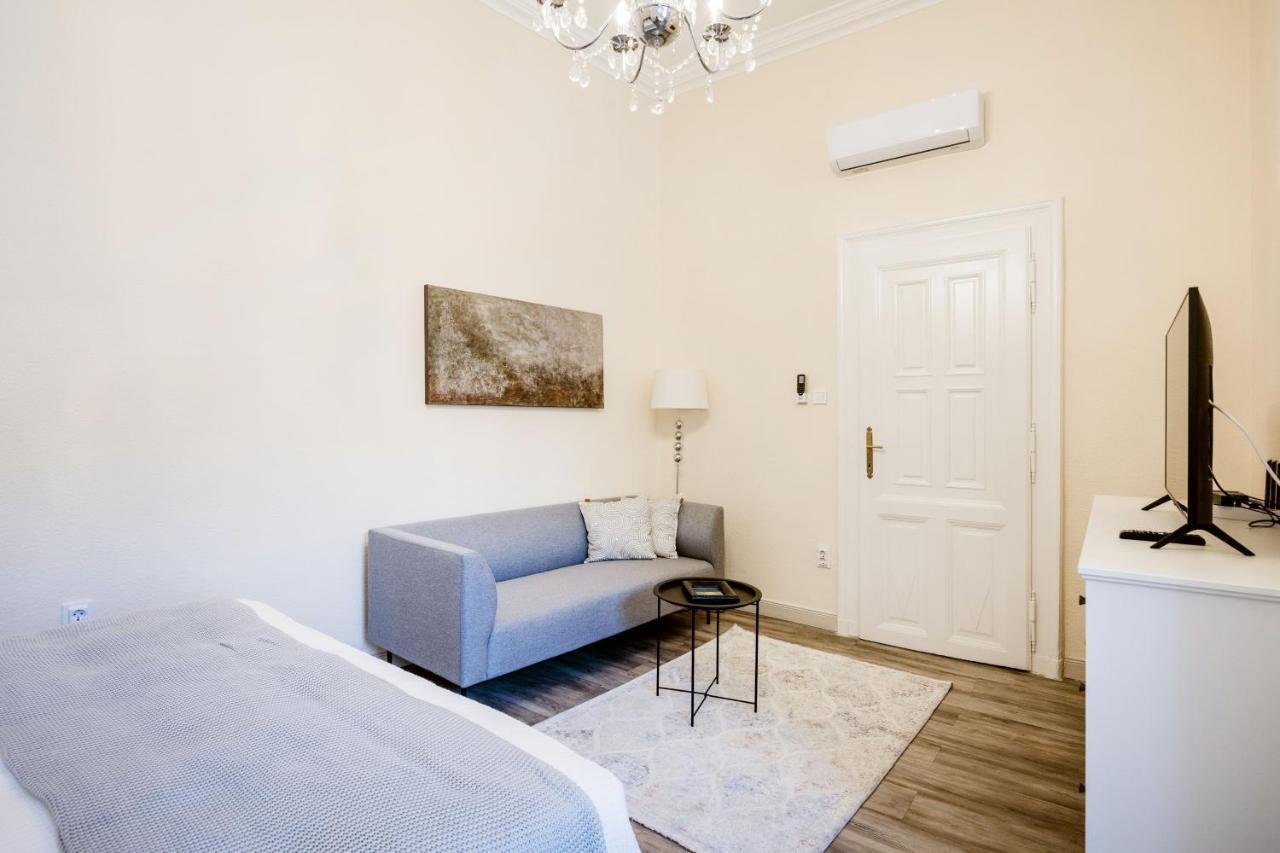 Andrassy 13 Center Apartment บูดาเปสต์ ภายนอก รูปภาพ